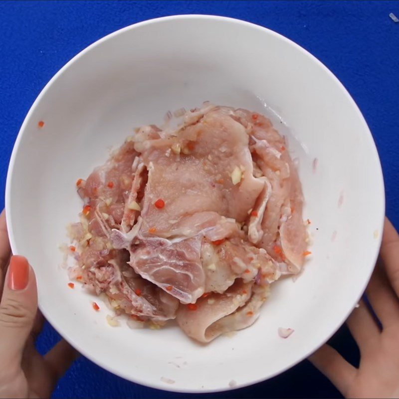 Step 3 Prepare and marinate the ribs for broken rice with braised ribs