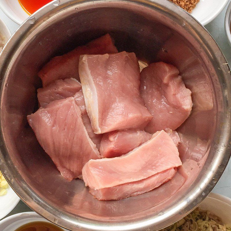 Step 2 Prepare and marinate the meat for stir-fried balls