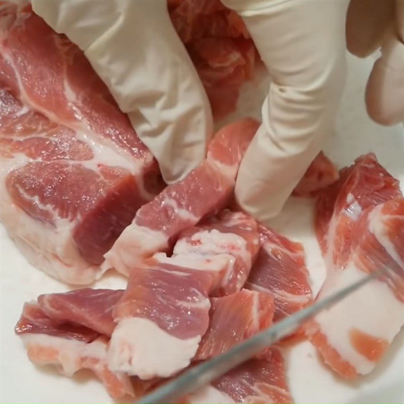 Step 2 Preparation and marinating meat for braised snakehead fish