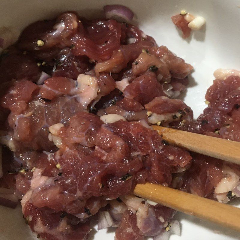 Step 1 Prepare and marinate beef for papaya beef soup