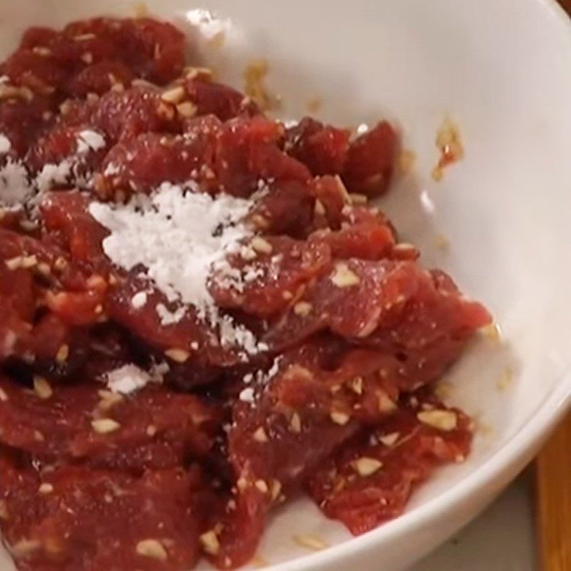 Step 1 Prepare and marinate the beef for Stir-fried Rice Noodles with Beef