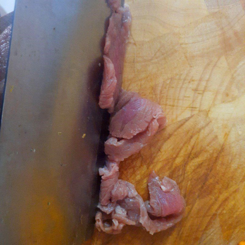 Step 2 Prepare and marinate the beef for Stir-fried Beef Noodles