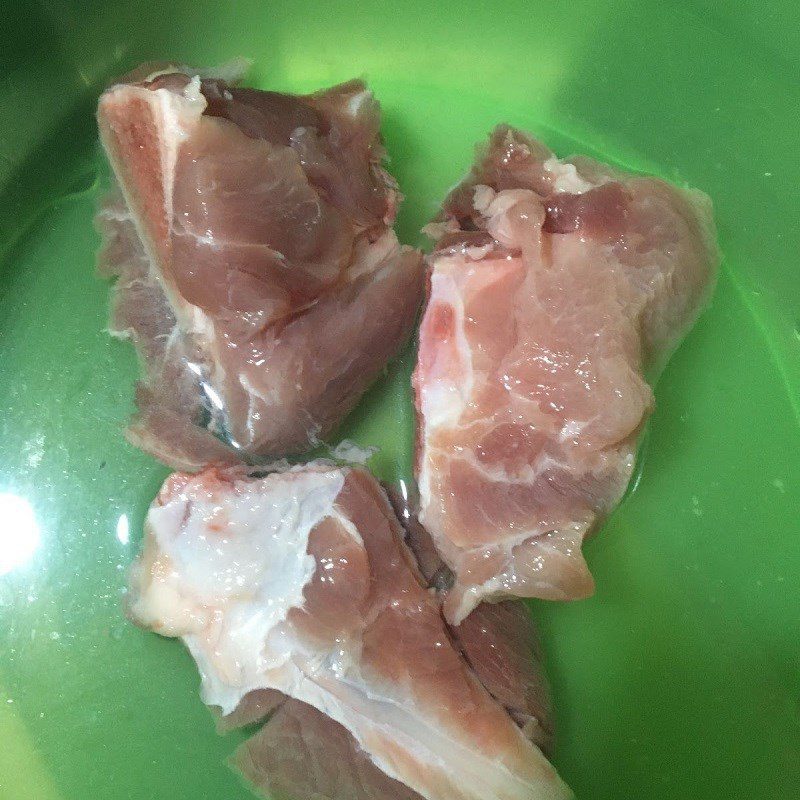 Step 1 Prepare and marinate the bones for Chrysanthemum greens soup (tần ô) with pork bones