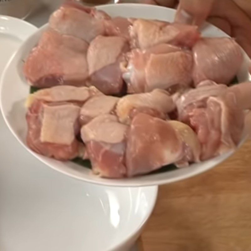 Step 1 Prepare and marinate the chicken Stir-fried Chicken with Coconut Milk