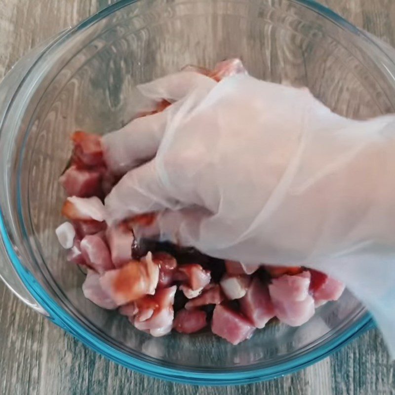 Step 2 Marinate the meat for Braised Pork with Eggs without coconut water