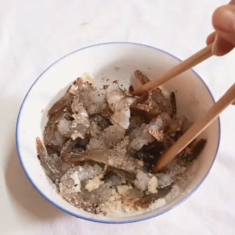 Step 1 Prepare and marinate shrimp Fried shrimp with green rice using crispy frying flour