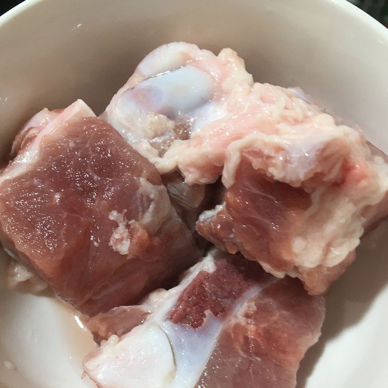 Step 1 Prepare and marinate the bones for Eggplant Soup with Pork Bones