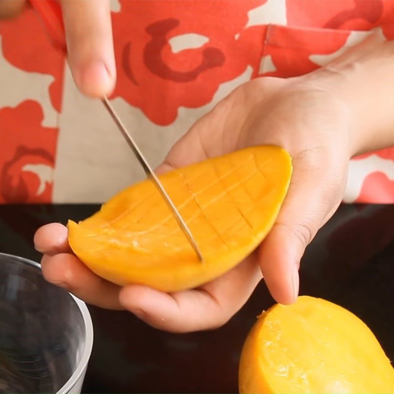 Step 2 Prepare and blend the mango Mango flan without eggs