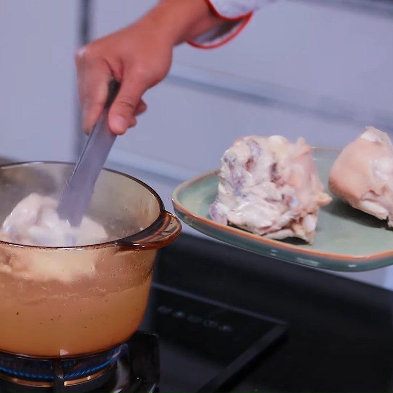 Step 1 Prepare chicken bones and simmer broth for sweet mustard green soup with minced meat