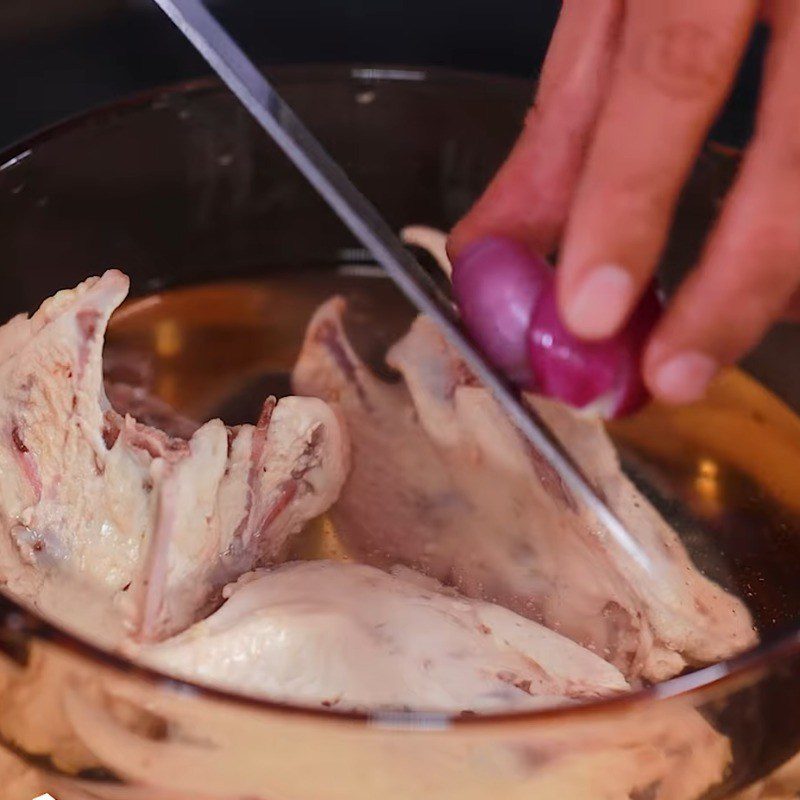 Step 1 Prepare chicken bones and simmer broth for sweet mustard green soup with minced meat