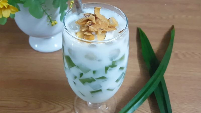 Pandan leaf jelly yogurt with tapioca pearls