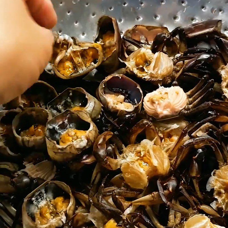 Step 1 Prepare and filter the freshwater crab meat for Crab Soup with Amaranth