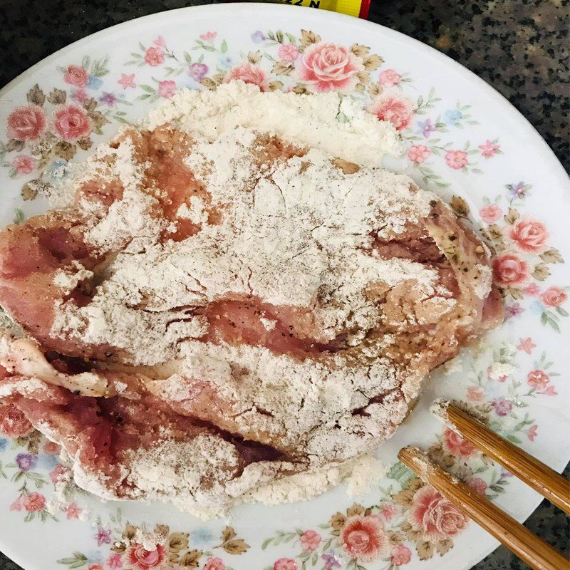 Step 2 Coating the meat with flour Meat coated with breadcrumbs