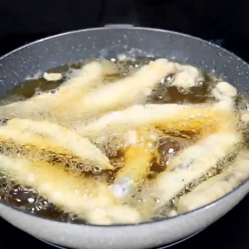 Step 4 Breading and frying fish Fried eel with sesame