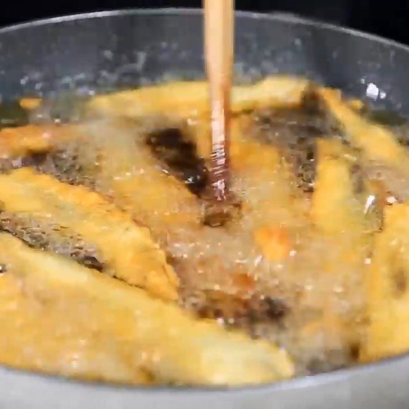 Step 4 Breading and frying fish Fried eel with sesame