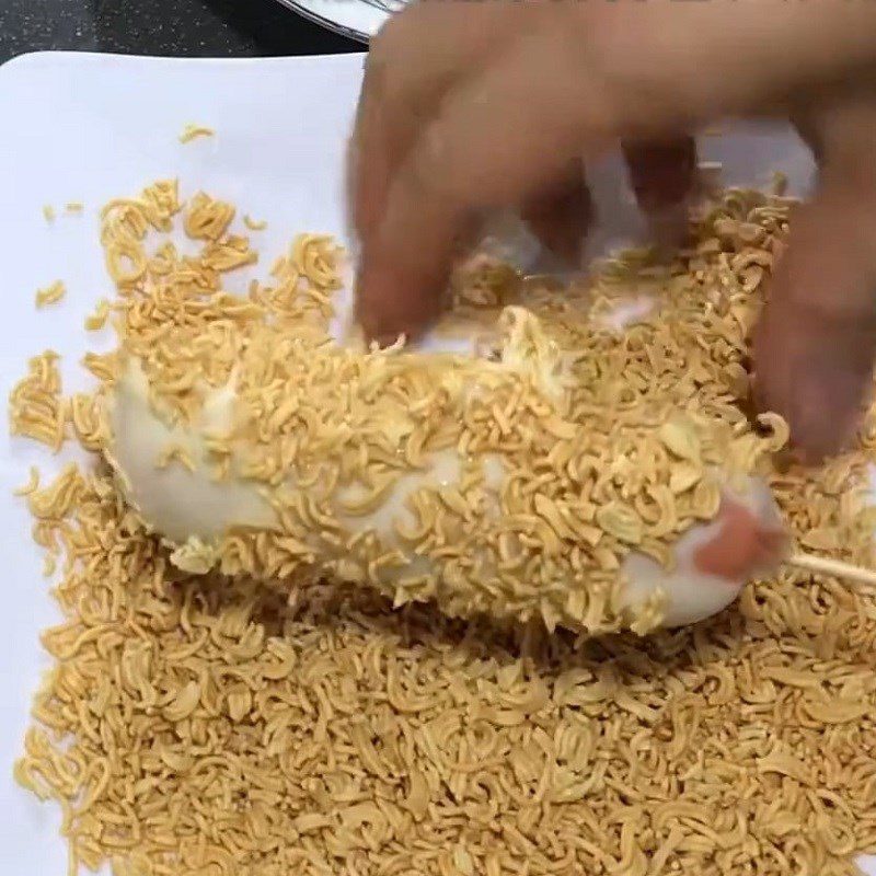 Step 3 Breading and coating the sausage with instant noodles Fried sausage with instant noodles