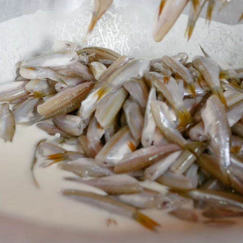 Step 4 Coating fish with flour Fried snakehead fish