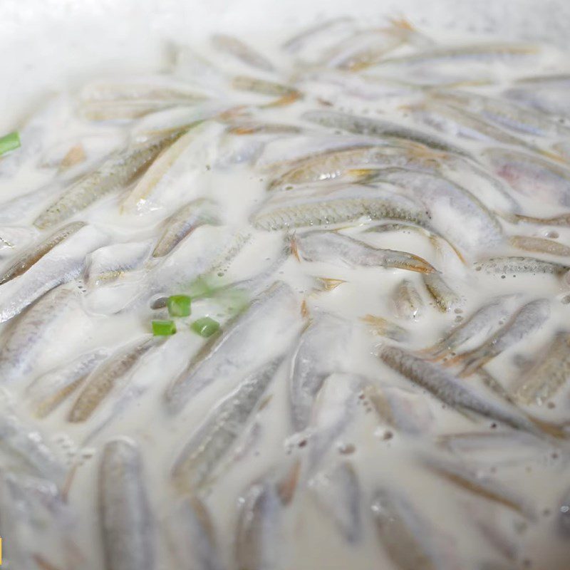 Step 4 Coating fish with flour Fried snakehead fish