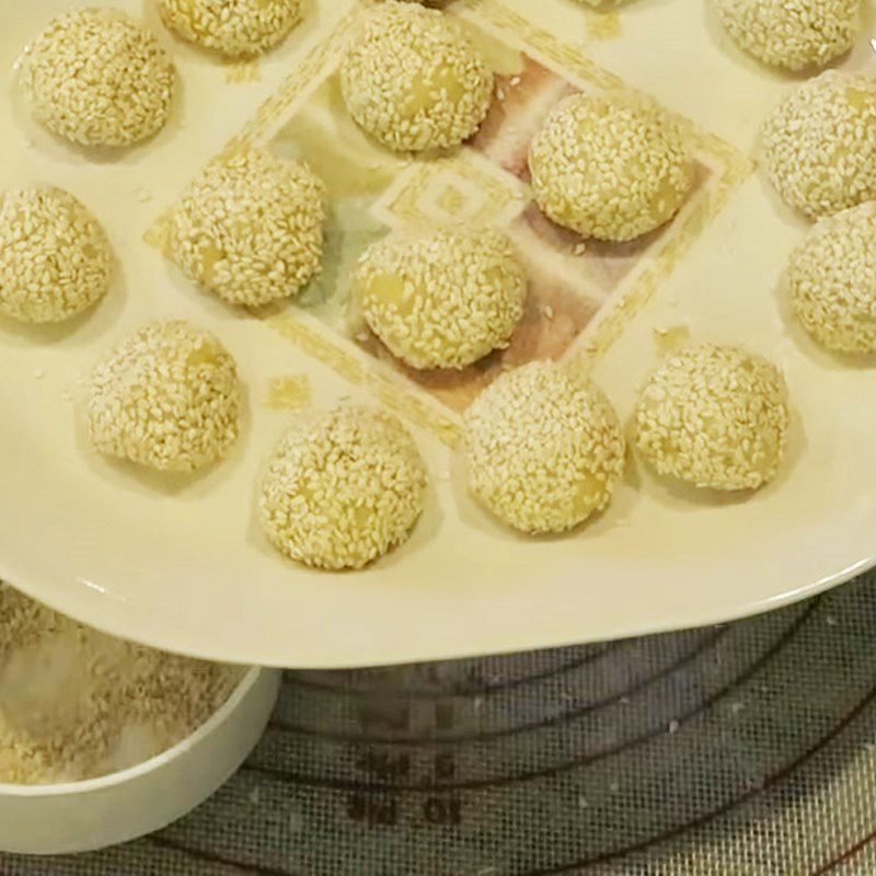 Step 4 Shaping the cracked sesame cake