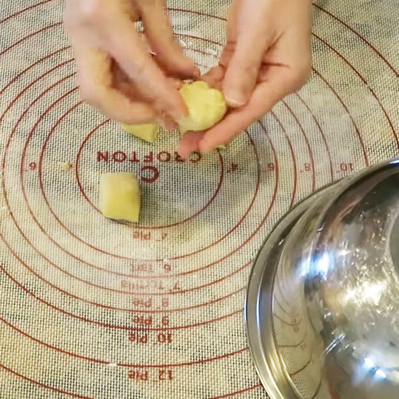 Step 4 Shaping the cracked sesame cake