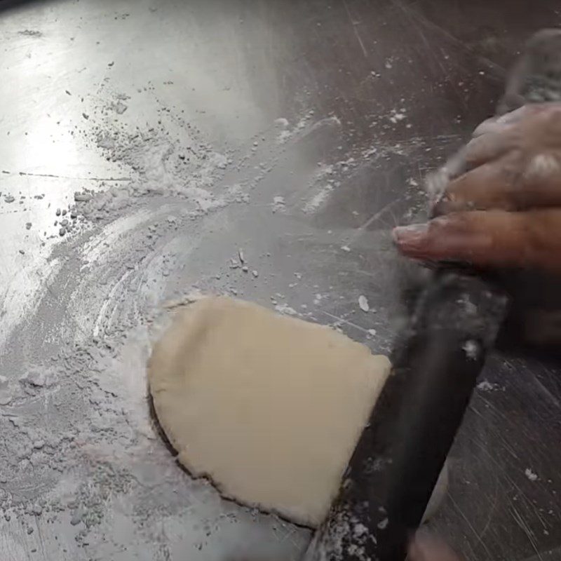 Step 3 Shaping the cake Chocolate macaron with flour