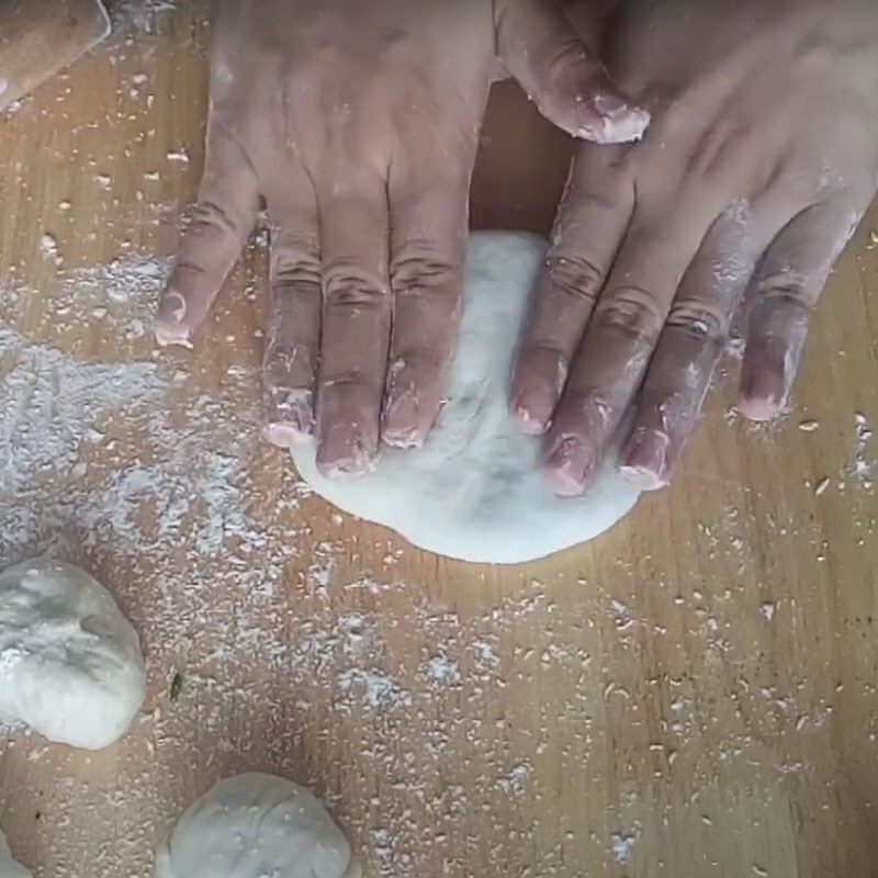 Step 4 Shaping the cake for cam cake and cong cake coated with sugar