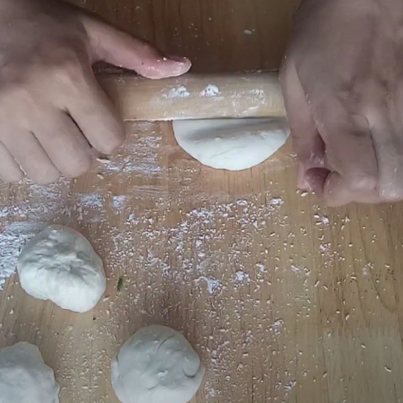 Step 4 Shaping the cake for cam cake and cong cake coated with sugar