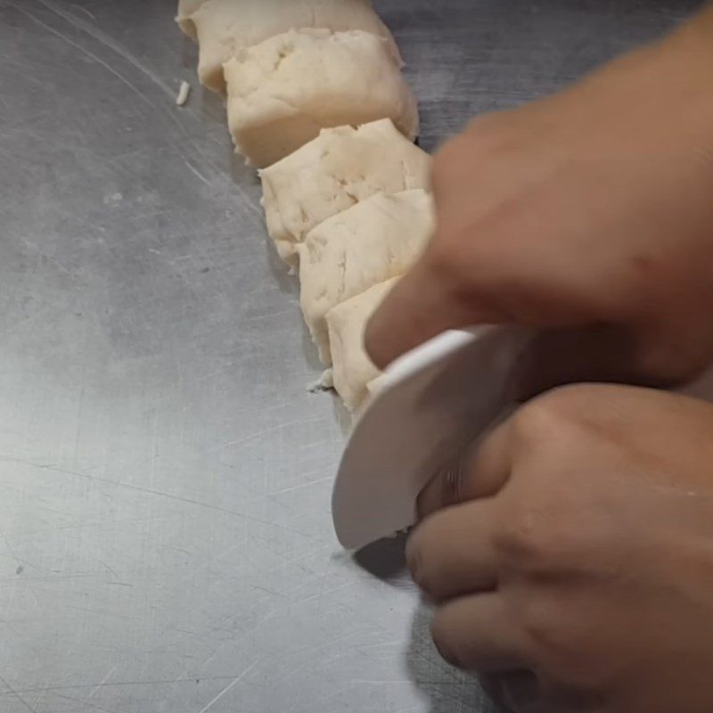 Step 3 Shaping the cake Chocolate macaron with flour