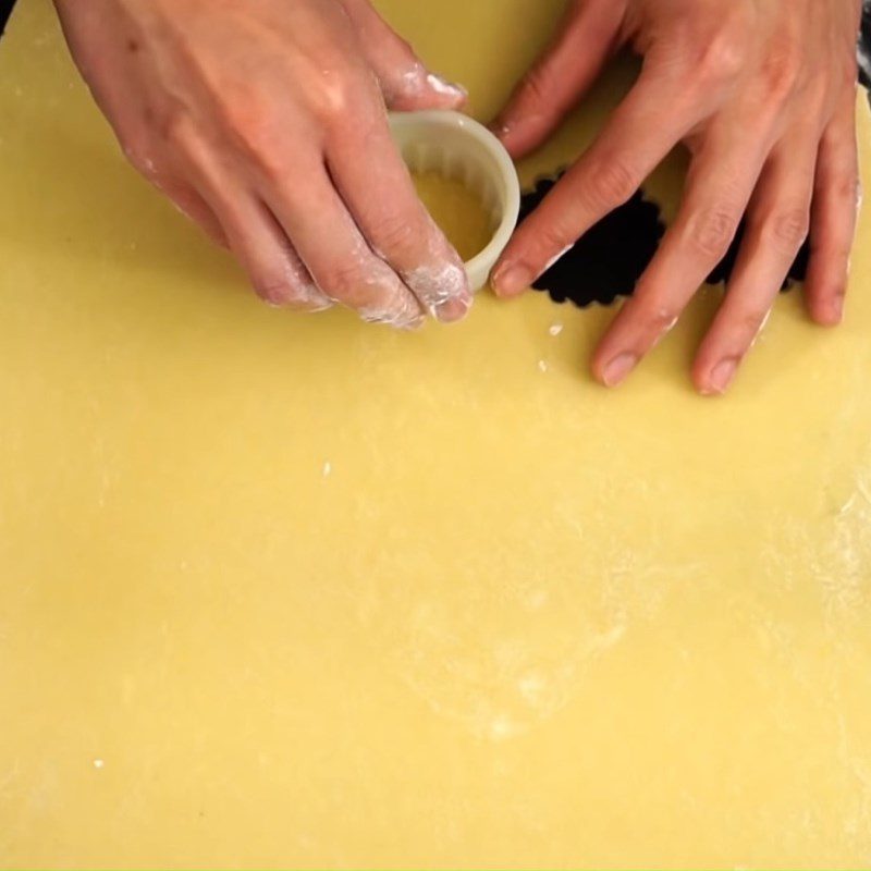 Step 4 Shape the cake Fried glutinous rice cake with red bean filling