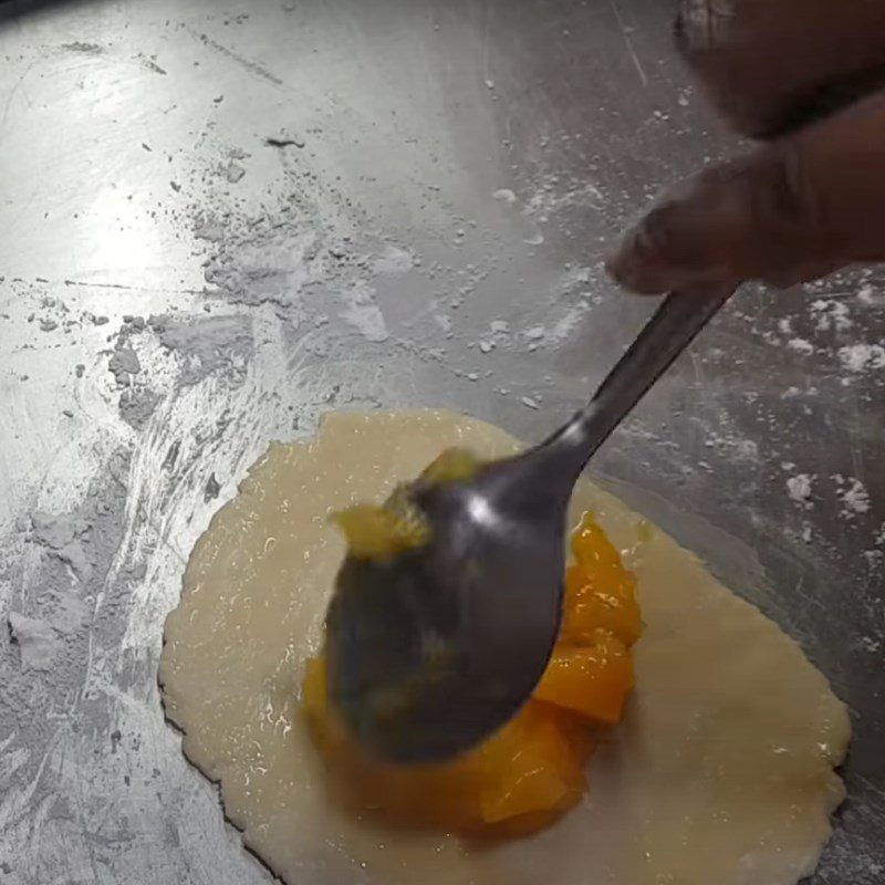 Step 3 Shaping the cake Coffee macaron with flour