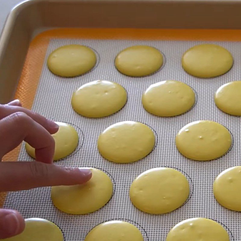 Step 3 Shaping the cake Lemon macaron with flour