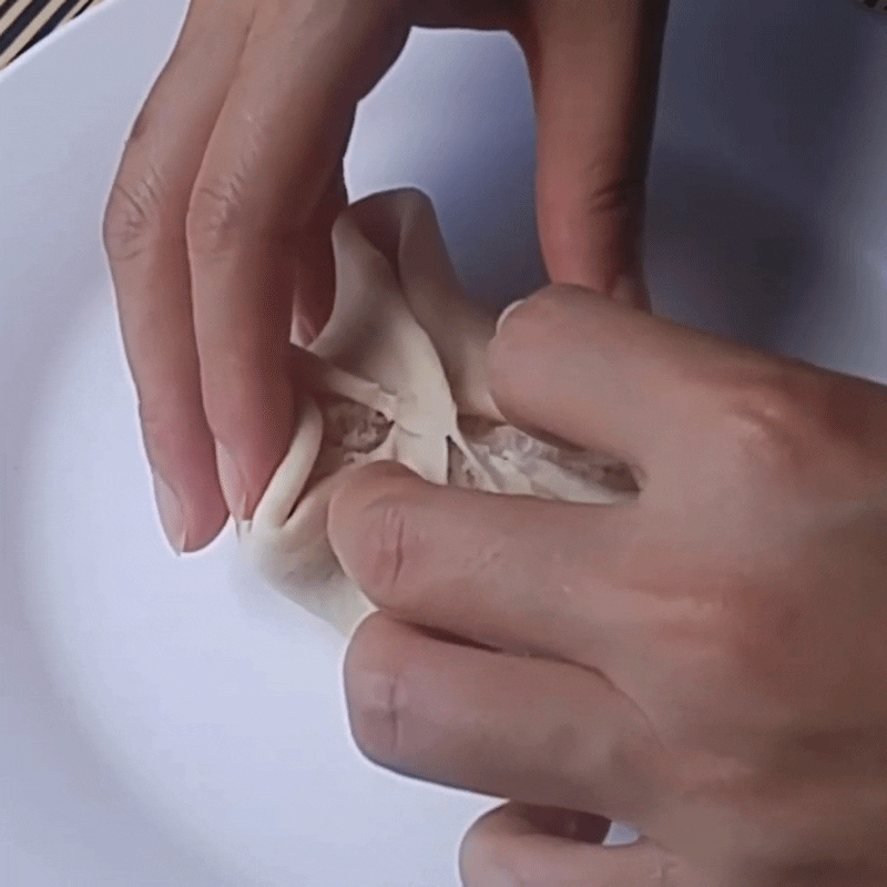 Step 3 Shaping the coconut-filled buns