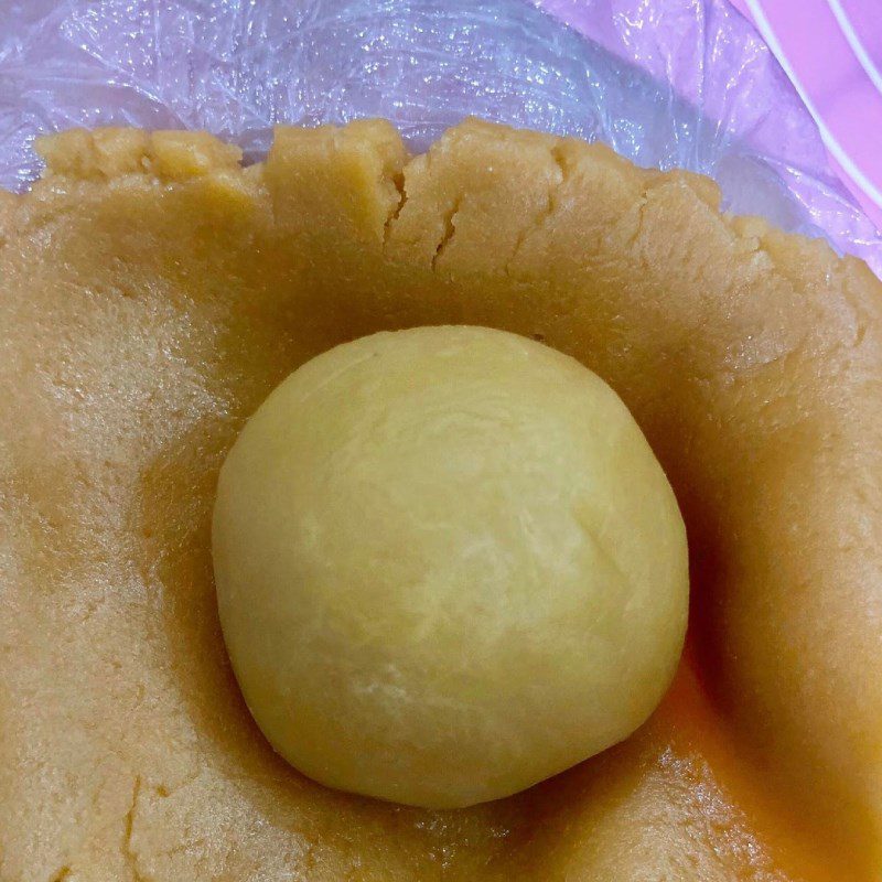 Step 2 Forming the mung bean pastry Mung bean mooncake baked in the oven