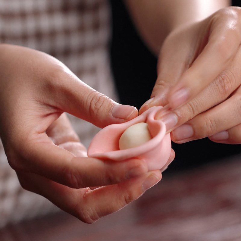 Step 4 Forming the lotus flower Mooncake