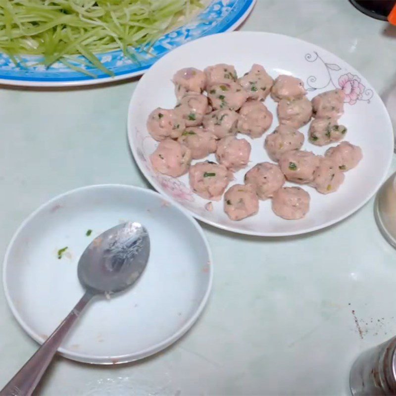 Step 4 Shape the meatballs and cook the soup Soup with winter melon and meatballs