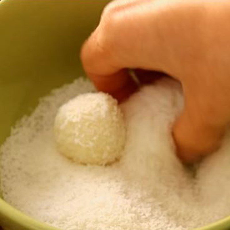 Step 2 Shaping and finishing Raffaello cake without boiling milk