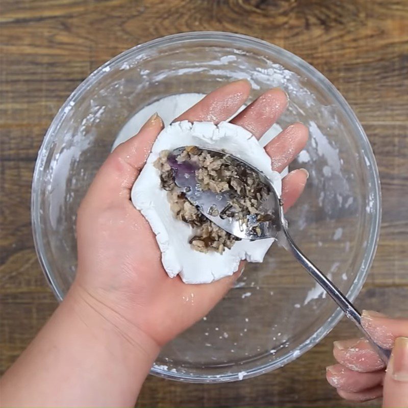 Step 4 Shape and boil the meat-filled sticky rice cake