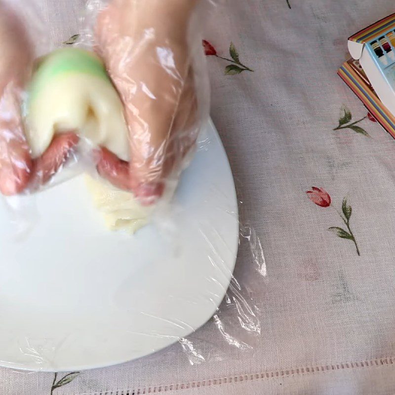 Step 5 Create the dough color Soft cake made from glutinous rice flour with creamy coconut egg filling