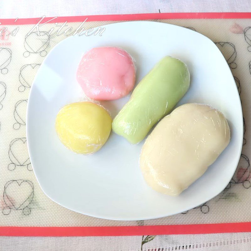 Step 5 Create the dough color Soft cake made from glutinous rice flour with creamy coconut egg filling