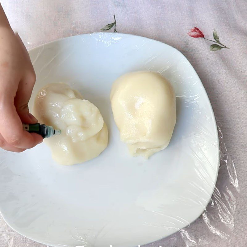 Step 5 Create the dough color Soft cake made from glutinous rice flour with creamy coconut egg filling