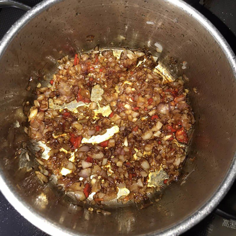 Step 4 Caramelize the sauce for braised fish Spicy anchovy braised fish