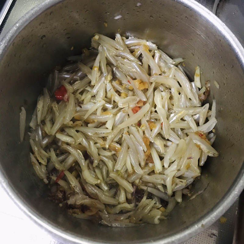 Step 4 Caramelize the sauce for braised fish Spicy anchovy braised fish