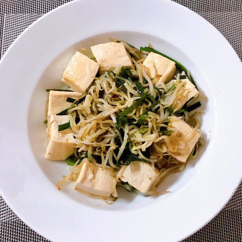 Step 3 Final Product Stir-fried Tofu with Bean Sprouts and Chives