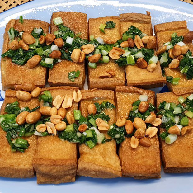 Step 4 Finished product Fried tofu with scallion oil and peanuts