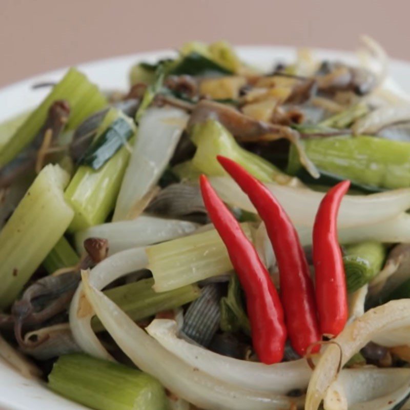 Step 4 Final product Stir-fried sandworm with celery and garlic