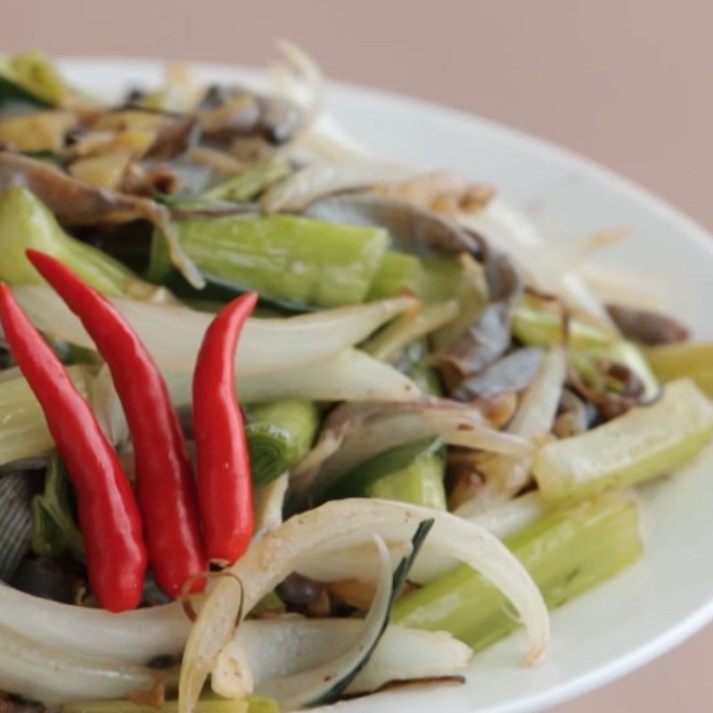 Step 4 Final product Stir-fried sandworm with celery and garlic