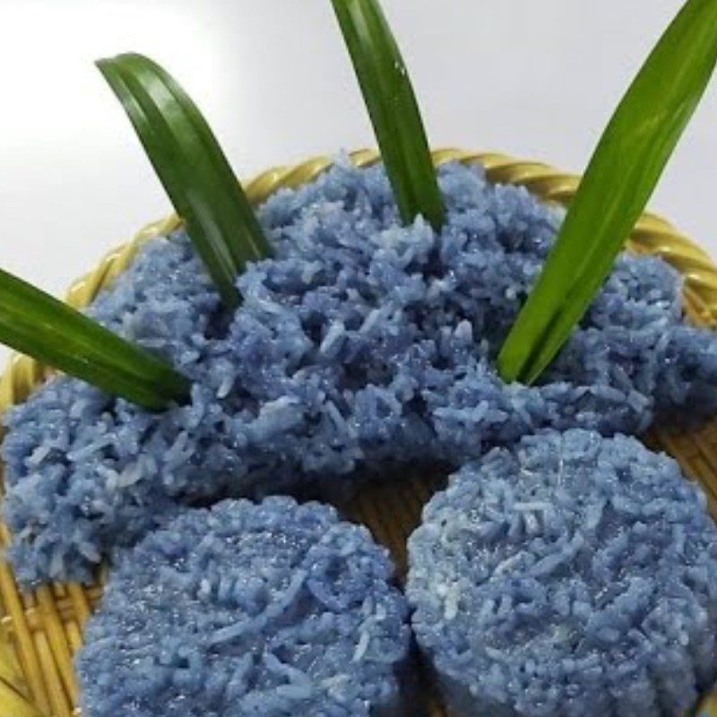 Step 4 Final Product Sticky rice with butterfly pea flower and pandan leaves using a rice cooker