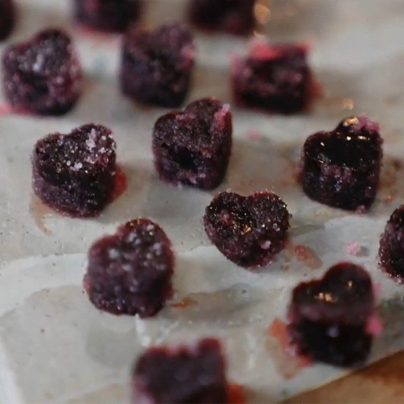 Step 5 Final product Gummy candy in heart shape coated with sugar