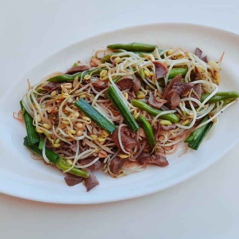 Step 5 Final Product Stir-fried chicken gizzards with bean sprouts