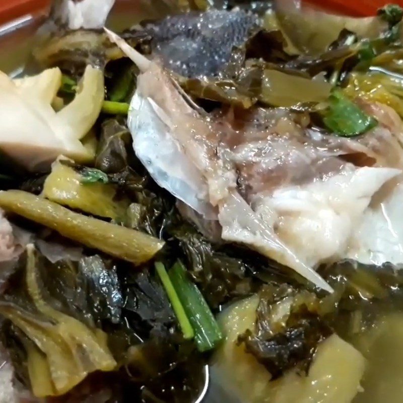 Step 5 Finished product Sour soup with grouper fish head and pickled mustard greens